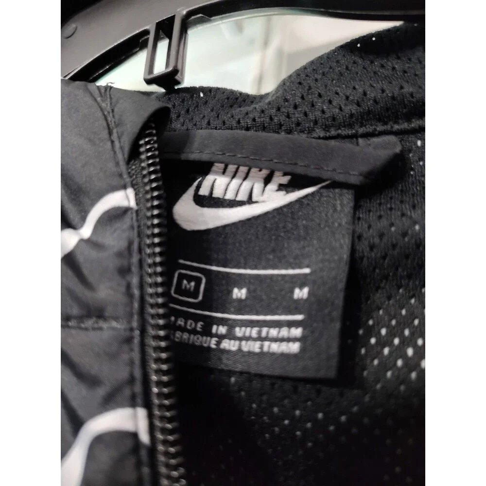 Nike Boys Sportswear Wind Runner Just Do It Hooded Jacket in Black Size Medium